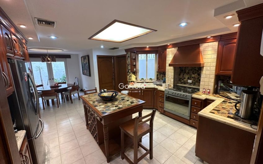 Se VENDE casa en Privada Lomas del bosque, con acceso controlado y área común con alberca