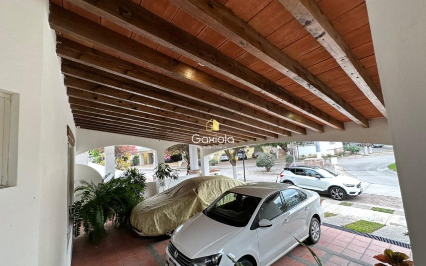 Se VENDE casa en Privada Lomas del bosque, con acceso controlado y área común con alberca