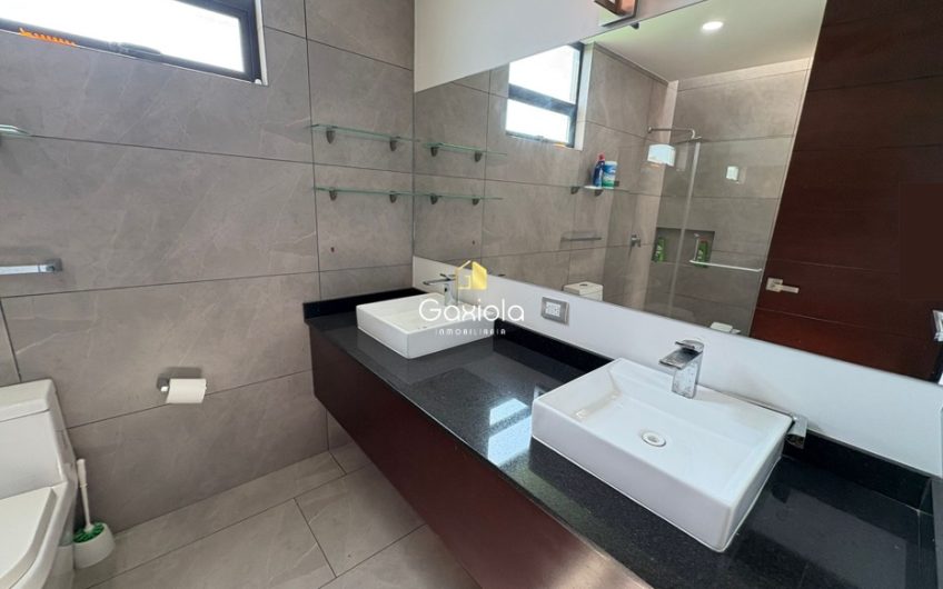 Se RENTA casa amueblada en Residencial Novum, sector Valle Alto