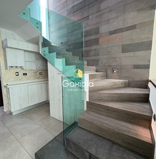 Se RENTA casa amueblada en Residencial Novum, sector Valle Alto
