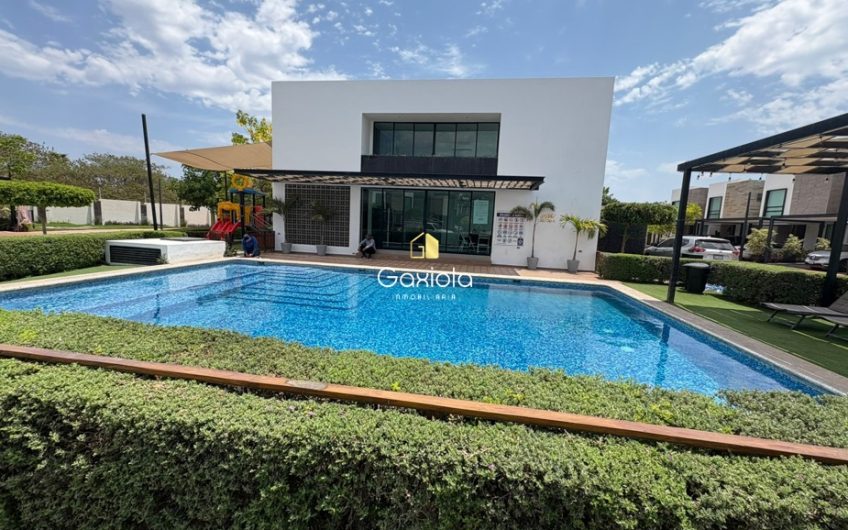 Se RENTA casa amueblada en Residencial Novum, sector Valle Alto