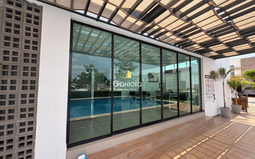 Se RENTA casa amueblada en Residencial Novum, sector Valle Alto