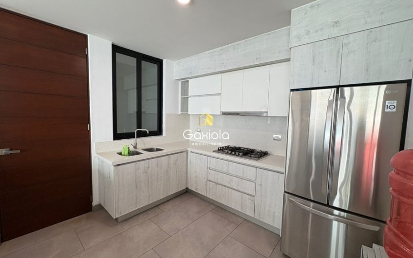 Se RENTA casa amueblada en Residencial Novum, sector Valle Alto