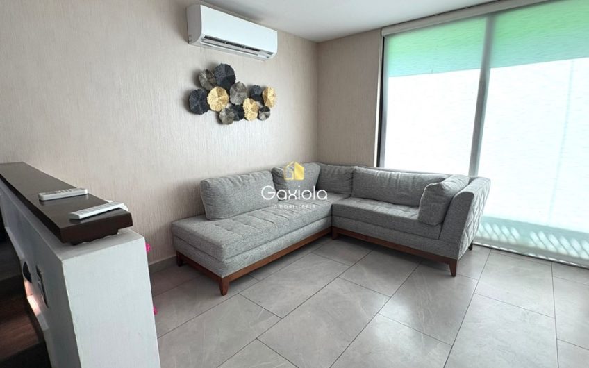 Se RENTA casa amueblada en Residencial Novum, sector Valle Alto