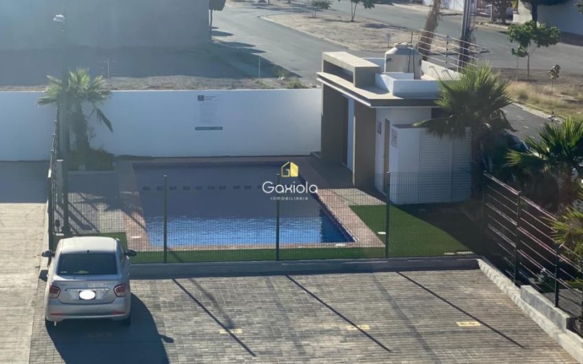 Se RENTA departamento ubicado en Privada con acceso controlado y área común con alberca, Sector La Conquista,