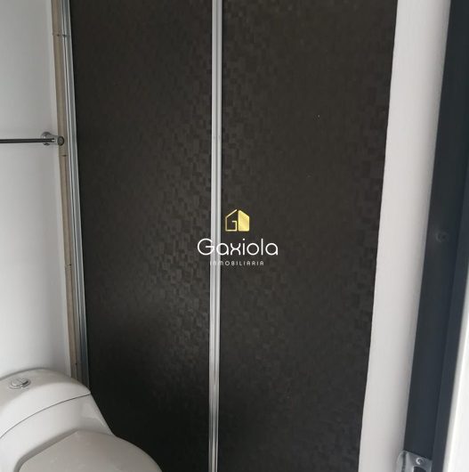 Se RENTA departamento ubicado en Privada con acceso controlado y área común con alberca, Sector La Conquista,