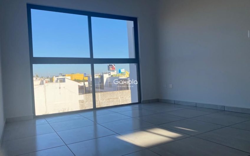 Se RENTA departamento ubicado en Privada con acceso controlado y área común con alberca, Sector La Conquista,