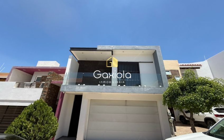 Se RENTA casa en privada Interlomas con acceso controlado