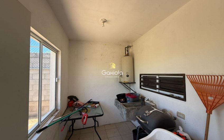 Se RENTA casa en privada Interlomas con acceso controlado