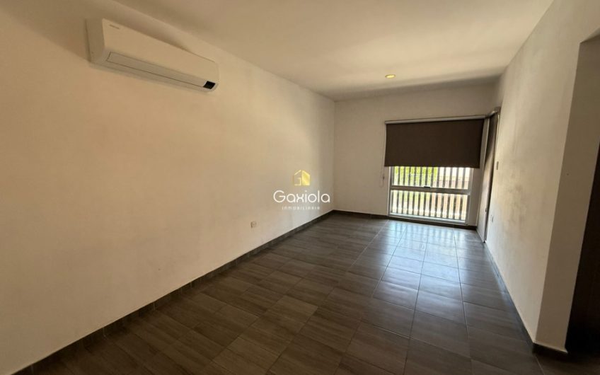 Se RENTA casa en privada Interlomas con acceso controlado