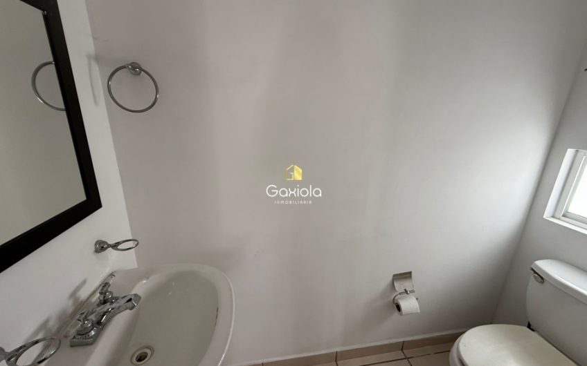 Se RENTA casa en privada Interlomas con acceso controlado