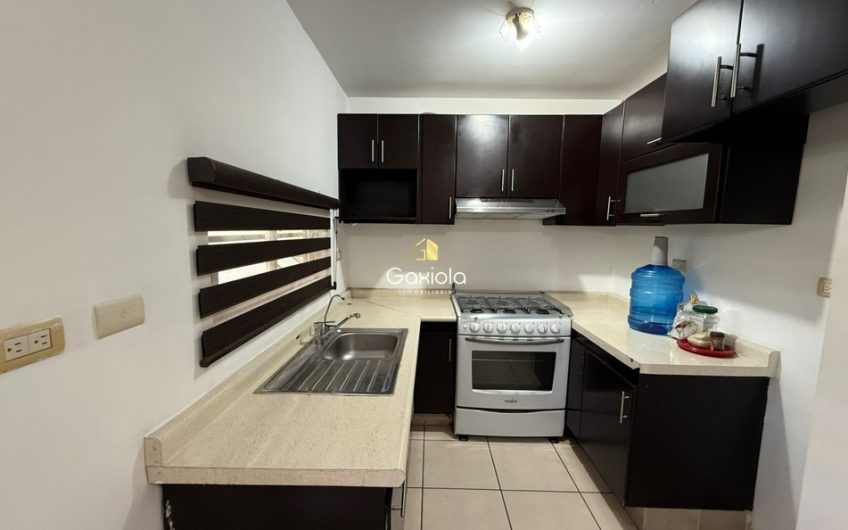 Se RENTA casa en privada Interlomas con acceso controlado