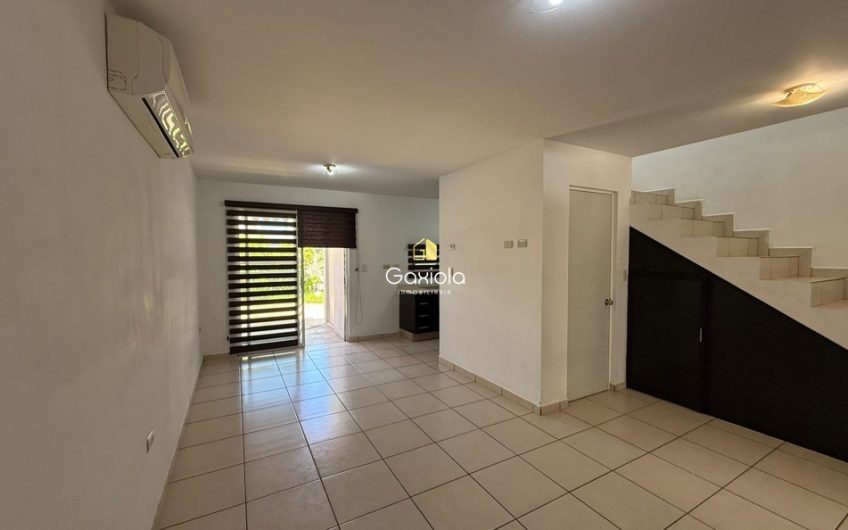 Se RENTA casa en privada Interlomas con acceso controlado