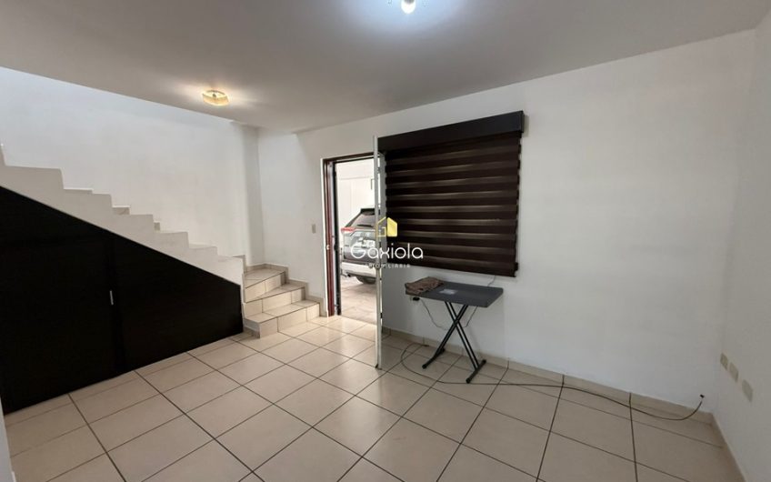 Se RENTA casa en privada Interlomas con acceso controlado