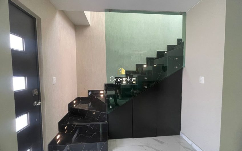 Se RENTA casa en privada Perisur con acceso controlado y dos areas comunes