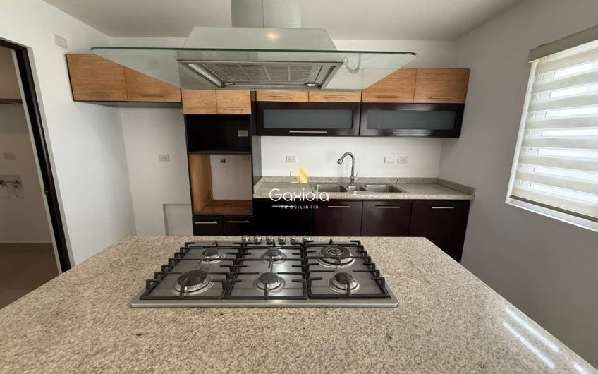 Se VENDE casa en Residencial Altezza con acceso controlado y área común
