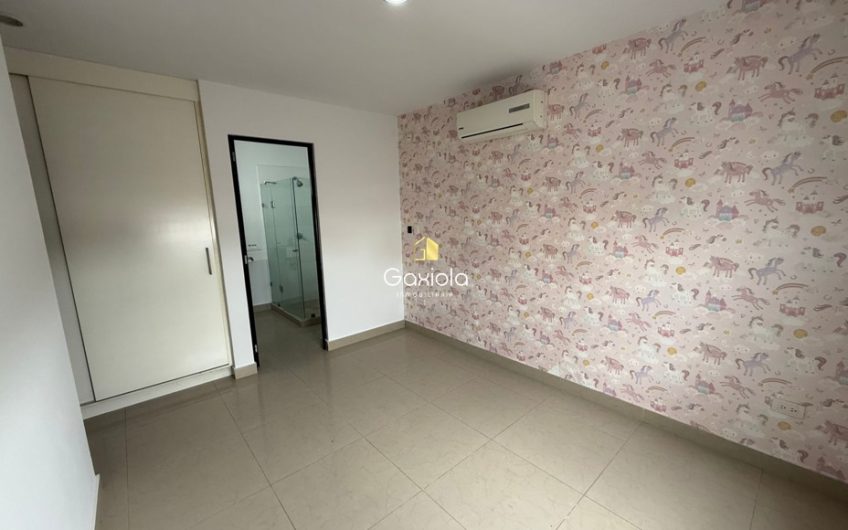 Se VENDE casa en Residencial Altezza con acceso controlado y área común