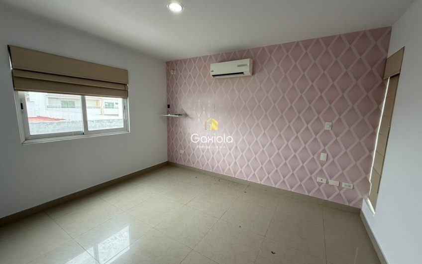 Se VENDE casa en Residencial Altezza con acceso controlado y área común