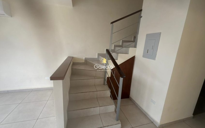 Se VENDE casa en Privada Valle Alto, con acceso controlado y área común non alberca