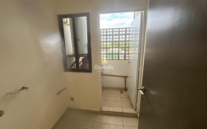 Se VENDE casa en Privada Valle Alto, con acceso controlado y área común non alberca