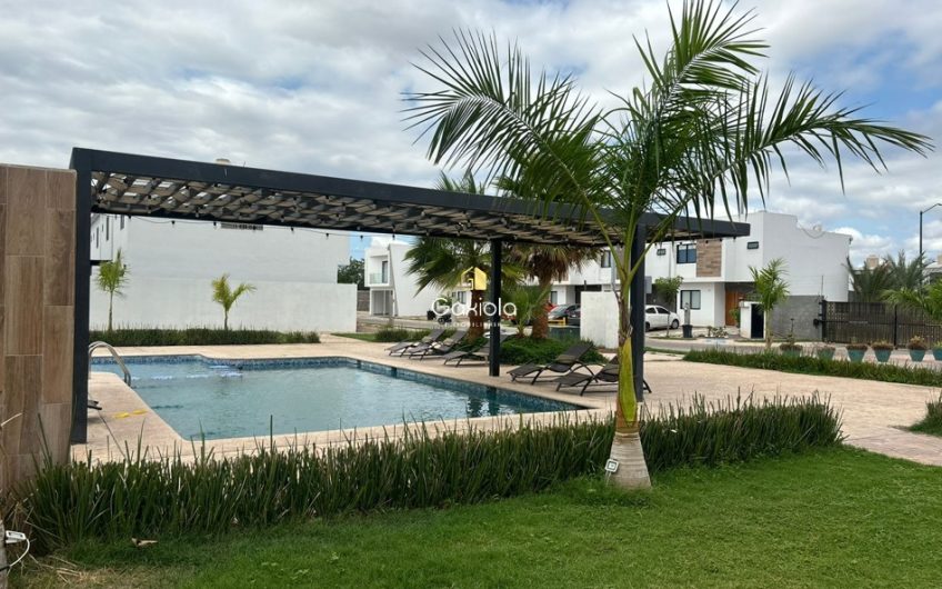 Se VENDE casa en Privada Valle Alto, con acceso controlado y área común non alberca