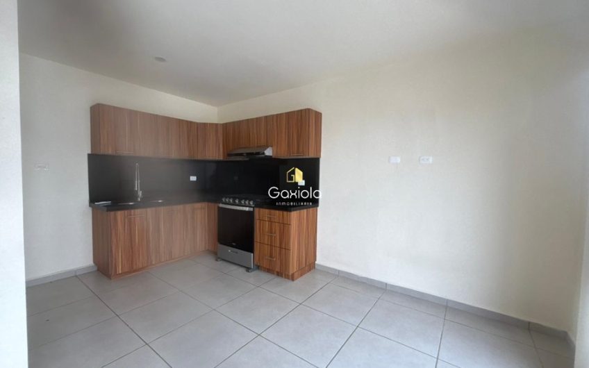 Se VENDE casa en Privada Valle Alto, con acceso controlado y área común non alberca