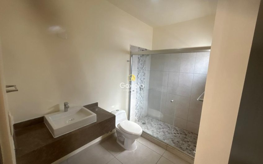 Se VENDE casa en Privada Valle Alto, con acceso controlado y área común non alberca