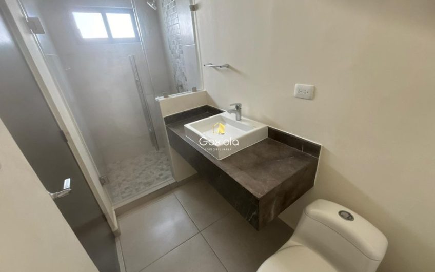 Se VENDE casa en Privada Valle Alto, con acceso controlado y área común non alberca