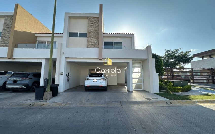 Se VENDE casa en Privada Portalegre, frente al área comun