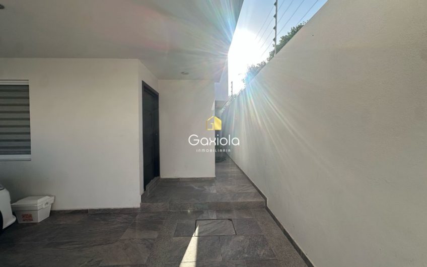 Se VENDE casa en Privada Portalegre, frente al área comun