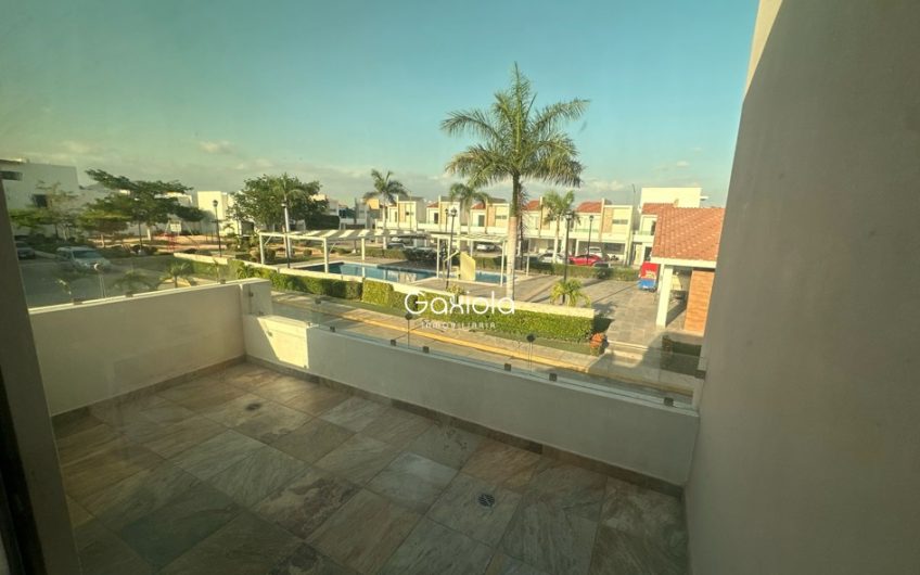 Se VENDE casa en Privada Portalegre, frente al área comun