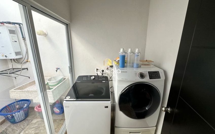 Se VENDE casa en Privada Portalegre, frente al área comun
