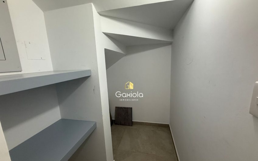 Se RENTA casa en privada Britania con acceso controlado y área común con alberca