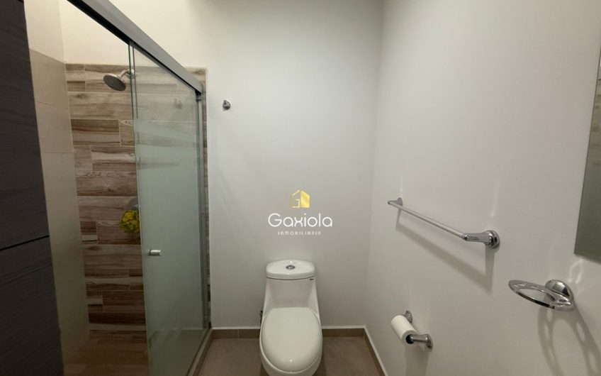 Se RENTA casa en privada Britania con acceso controlado y área común con alberca
