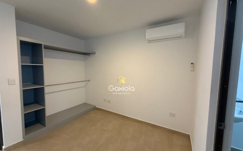 Se RENTA casa en privada Britania con acceso controlado y área común con alberca