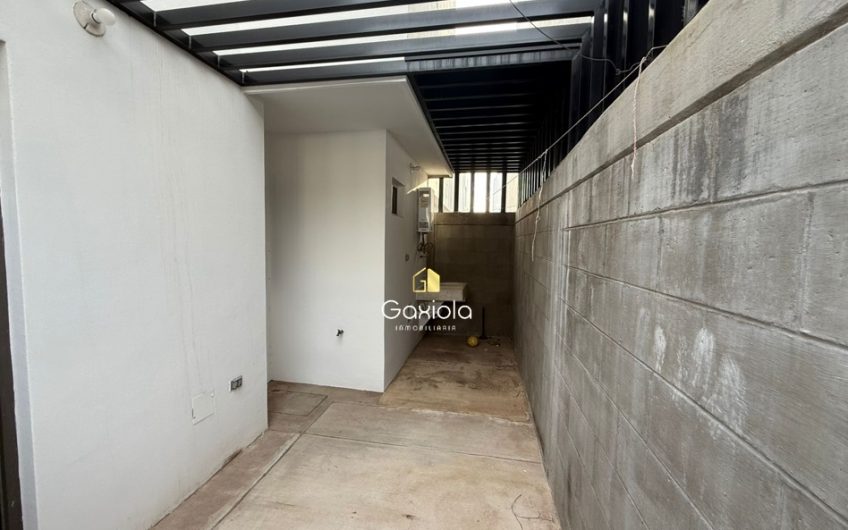 Se RENTA casa en privada Britania con acceso controlado y área común con alberca