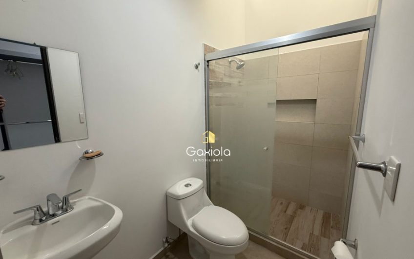 Se RENTA casa en privada Britania con acceso controlado y área común con alberca