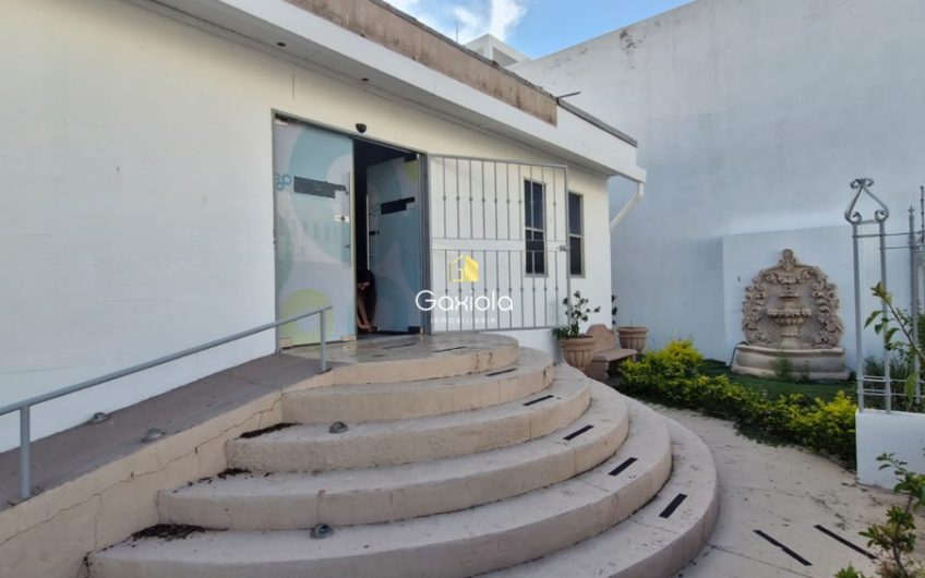 Se RENTA consultorios/ oficinas en sector tres rios