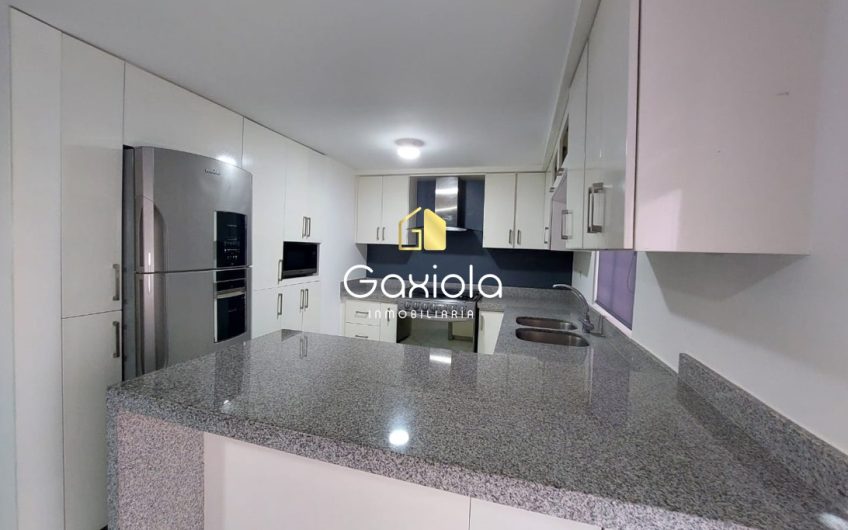 Se RENTA casa en Valle Alto