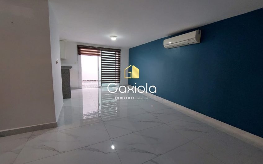 Se RENTA casa en Valle Alto