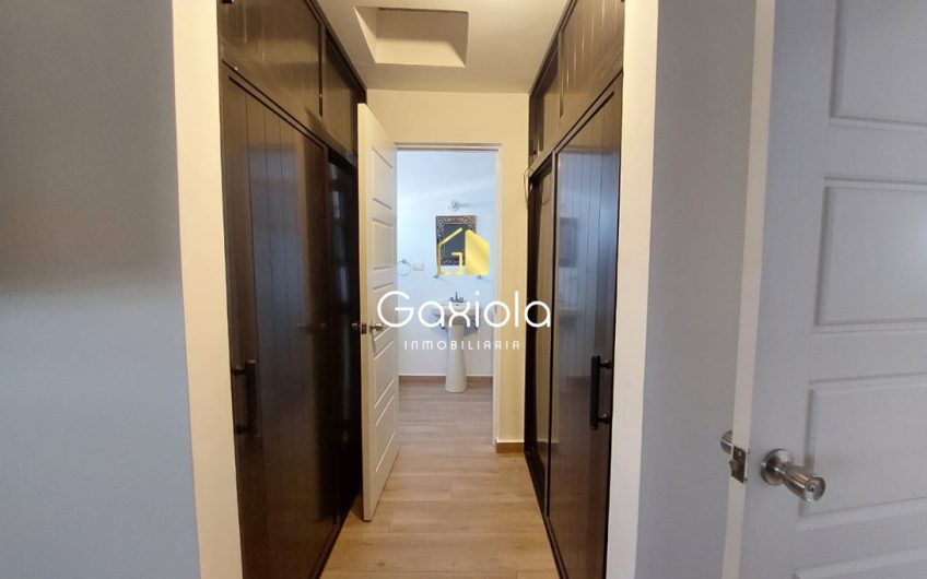 Se RENTA casa en Valle Alto