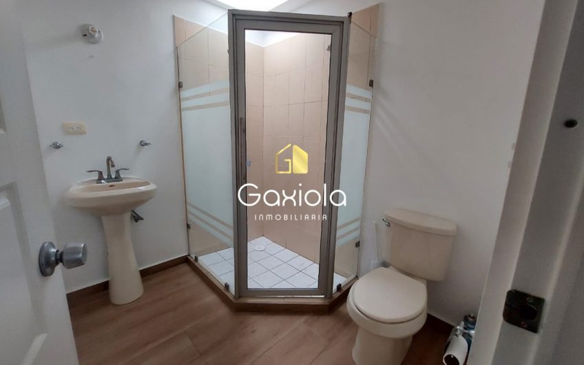 Se RENTA casa en Valle Alto