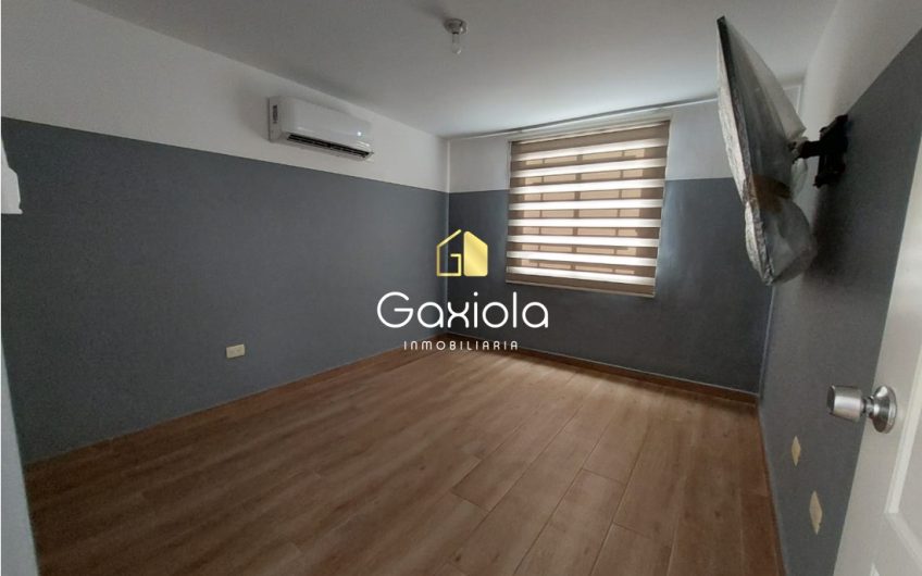 Se RENTA casa en Valle Alto