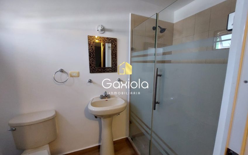 Se RENTA casa en Valle Alto