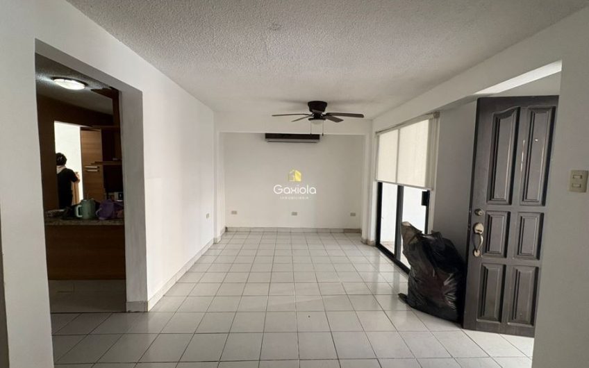 Se RENTA casa en fracc Canaco