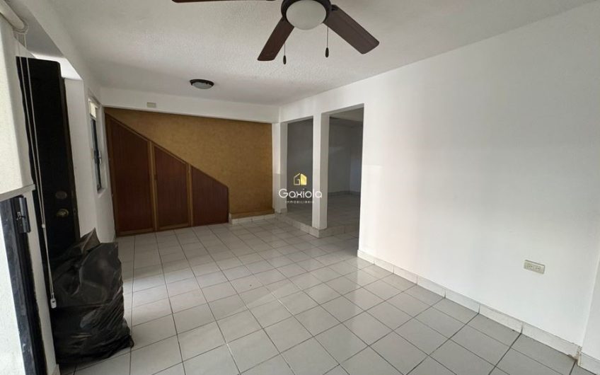 Se RENTA casa en fracc Canaco