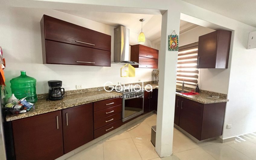 Se RENTA Casa (sin muebles), ubicada en Col. Stase