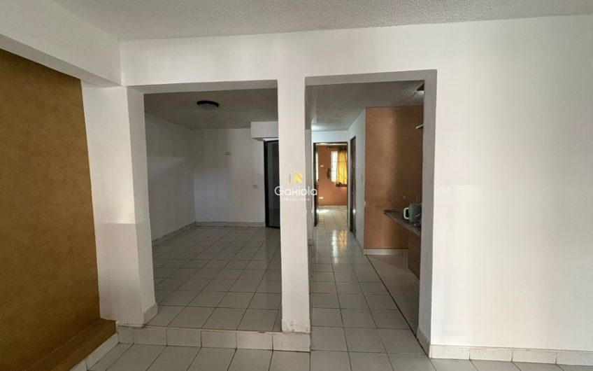 Se RENTA casa en fracc Canaco