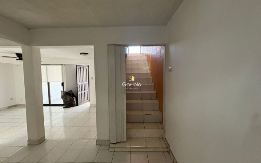 Se RENTA casa en fracc Canaco