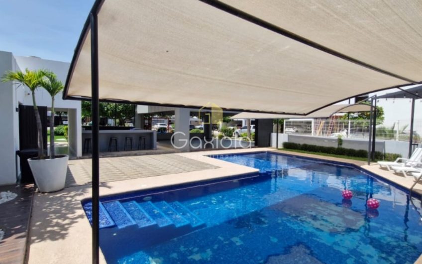 Se VENDE casa ubicada en Privada con acceso controlado y área común con alberca, La Conquista